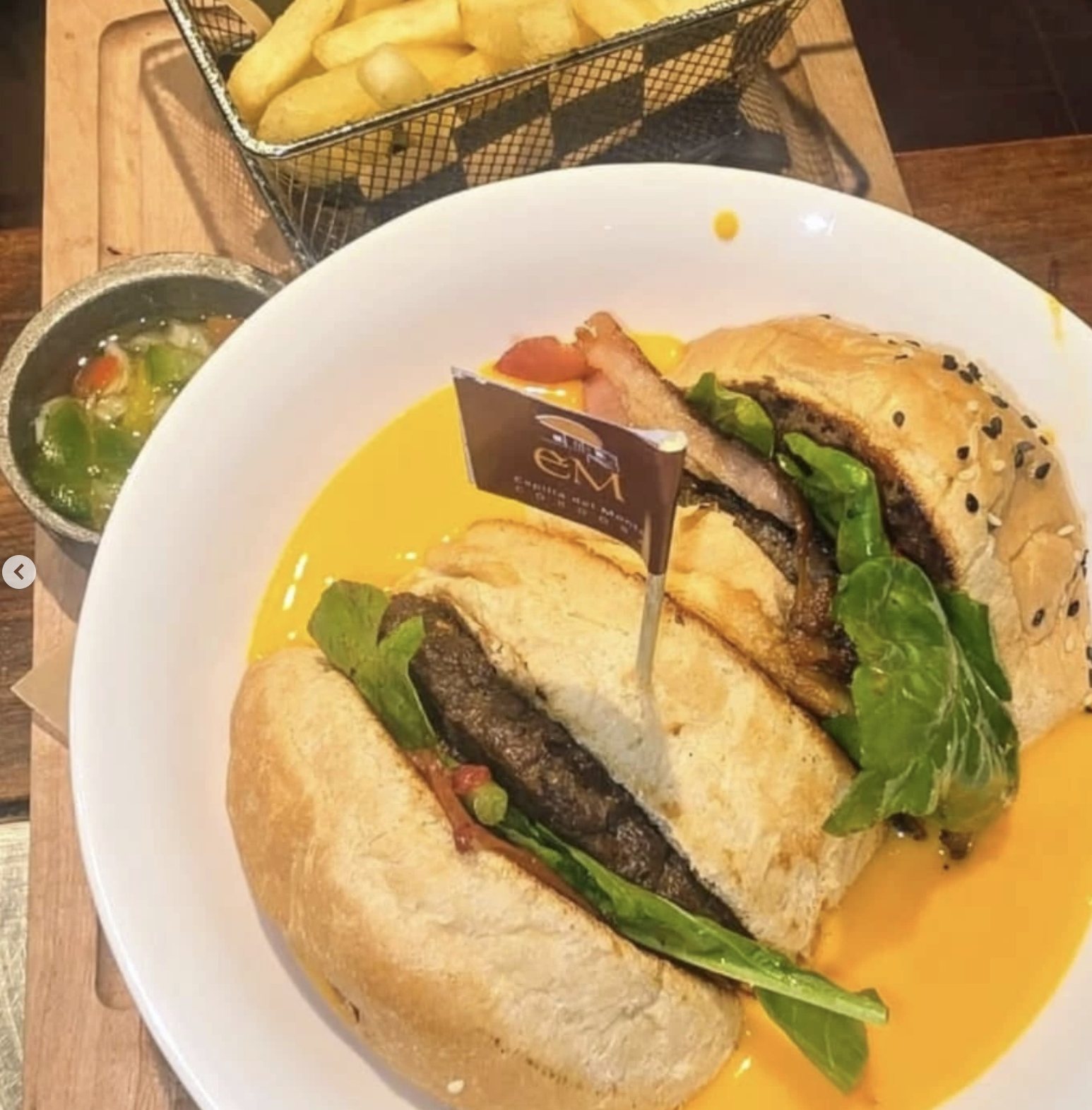 Sandwich de milanesa con rúcula